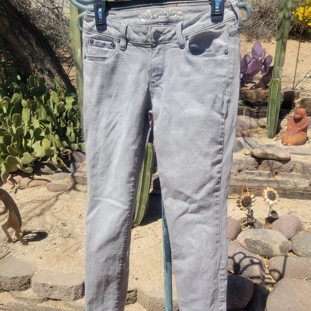 Bullhead Venice Gray Distressed Jeans